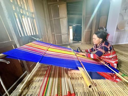 Dệt thổ cẩm ở làng Canh Tiến.