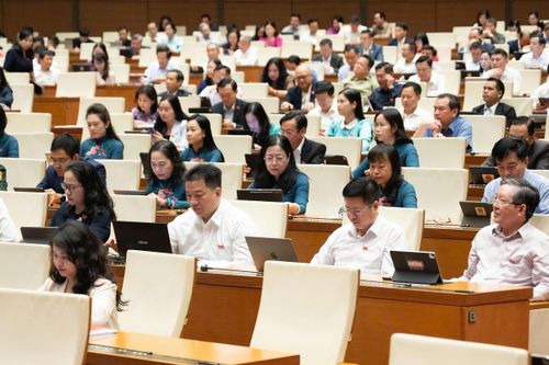 Quốc hội thảo luận về tình hình kinh tế - xã hội sáng 21/4