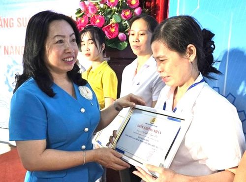 Phó Chủ tịch Thường trực Tổng Liên đoàn Lao động Việt Nam Thái Thu Xương trao giấy chứng nhận cho nữ công nhân lao động nòng cốt tiêu biểu của ngành Dệt may