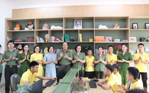 Ban tổ chức trao tặng công trình “Phòng đọc Thư viện số cho em” nhân Ngày Sách và Văn hóa đọc Việt Nam.