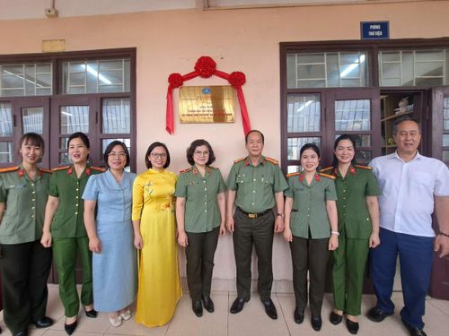 Các đại biểu khánh thành công trình "Phòng đọc Thư viện số cho em" cho Trung tâm Trợ giúp xã hội tỉnh.