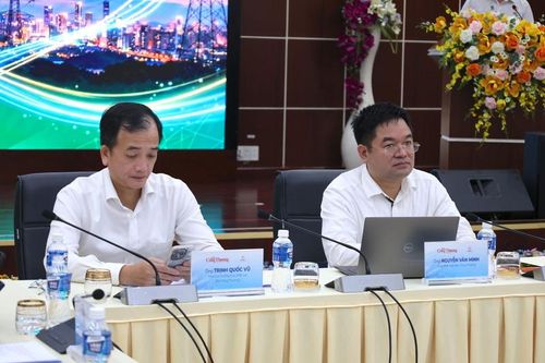 Ông Trịnh Quốc Vũ, Phó Cục trưởng Cục Điện lực (Bộ Công Thương); nhà báo Nguyễn Văn Minh, Tổng Biên tập Báo Công Thương chủ trì tọa đàm.