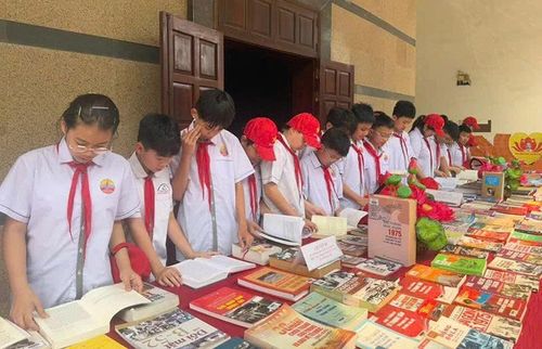 Các em học sinh tham quan, đọc sách tại Trung tâm Bảo tồn Di sản, Bảo tàng và Thư viện Thanh Hóa.