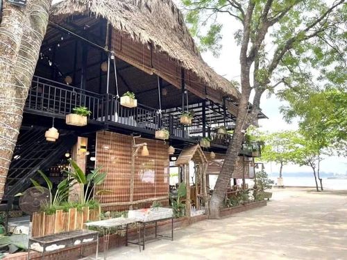 Không gian mới mẻ và hiện đại của một nhà hàng ở làng chài Vinh Sơn.