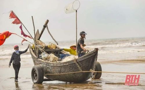 Vào mỗi buổi đêm, các trai tráng ở đây lại dong thuyền nhỏ ra biển đánh bắt cá tôm cho đến khoảng 5-6 giờ sáng thì trở về bờ nghỉ ngơi.