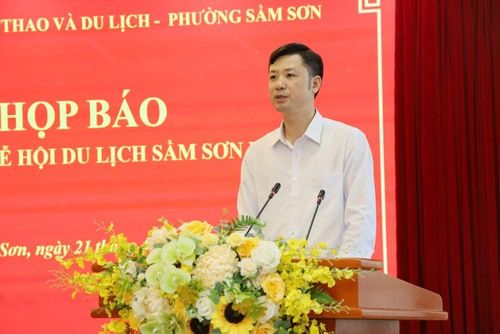 Giám đốc Sở Văn hóa, Thể thao và Du lịch Thanh Hóa Lê Văn Trung phát biểu tại buổi họp báo.