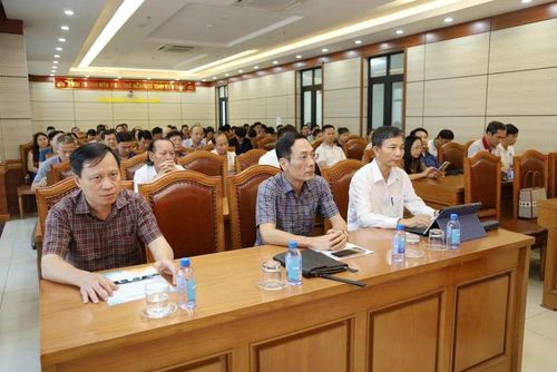 Các đại biểu dự họp báo.