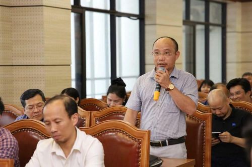 Đại diện cơ quan báo chí nêu ý kiến tại họp báo.