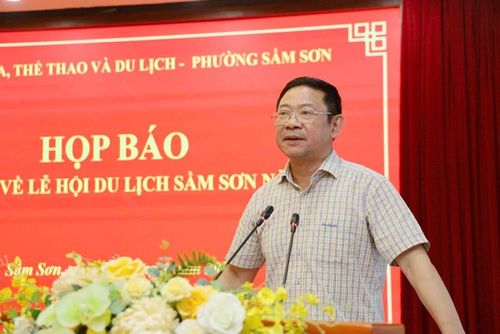 Đồng chí Lê Văn Tuấn, Bí thư Đảng ủy, Chủ tịch HĐND phường Sầm Sơn phát biểu tại họp báo.
