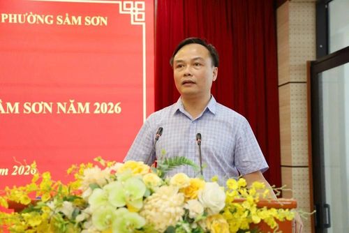 Đại diện lãnh đạo phường Sầm Sơn thông tin về Lễ hội du lịch Sầm Sơn năm 2026 tại buổi họp báo.
