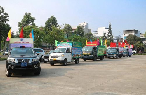 Thành phố Đà Nắng thực hiện ra quân tuyên truyền, kiểm tra tại các tuyến phố, khu vực tập trung đông cơ sở kinh doanh dịch vụ ăn uống và thức ăn đường phố. Ảnh: KHÁNH HUYỀN
