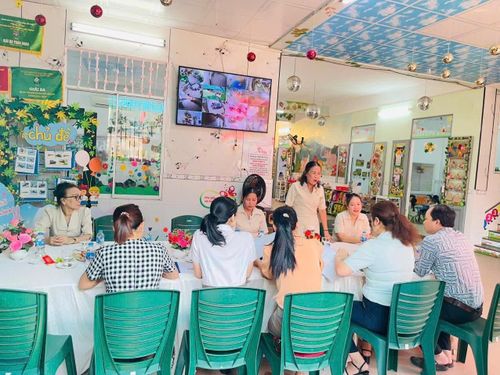 Lãnh đạo phường Liên Chiểu kiểm tra công tác bảo đảm an toàn thực phẩm tại bếp ăn bán trú tại trường Vành Khuyên (phường Liên Chiểu). Ảnh: KHÁNH HUYỀN