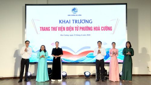 Các đại biểu thực hiện nghi thức khai trương Trang thư viện điện tử phường Hòa Cường. Ảnh: TẤN YÊN