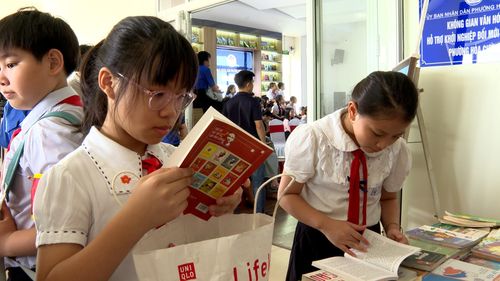 Các em học sinh tham gia mô hình "Trao đổi sách" tại chương trình. Ảnh: TẤN YÊN