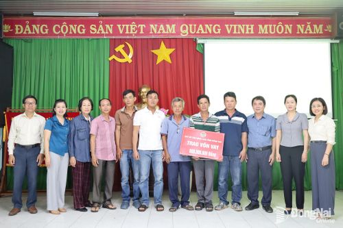 Đại diện Hội Nông dân xã An Viễn trao vốn vay cho các hộ thực hiện 2 dự án. Ảnh: Thu Bồn