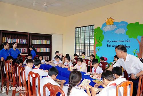 Các em học sinh đến đọc sách tại Thư viện cộng đồng. Ảnh: Cẩm Nhung 