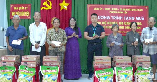 Lãnh đạo phường Bình Lộc và lãnh đạo Công ty TNHH United Jumbo trao quà cho các hộ có hoàn cảnh khó khăn ở khu phố Xuân Thiện. Ảnh: Minh Anh