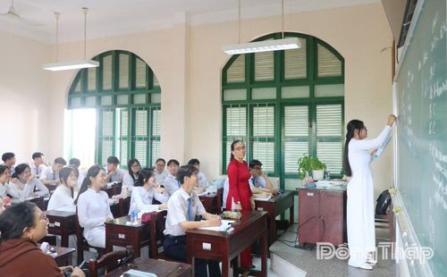Cô và trò Trường THPT Nguyễn Đình Chiểu (phường Mỹ Tho) tăng tốc ôn tập chuẩn bị sẵn sàng cho kỳ thi sắp tới.