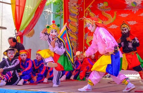 Nhân vật Tổng cờ (đứng bên trái) là nét đặc sắc riêng trong bả trạo Bình Thái, góp phần tạo cao trào và khí thế cho cuộc diễn. Ảnh: N.N
