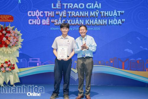 Lãnh đạo Thư viện tỉnh trao giải nhất lứa tuổi THPT cuộc thi vẽ tranh chủ đề “Sắc xuân Khánh Hòa”.