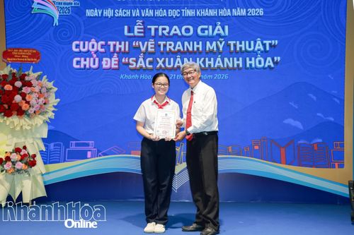 Lãnh đạo Sở Giáo dục và Đào tạo trao giải nhất lứa tuổi THCS cuộc thi vẽ tranh chủ đề “Sắc xuân Khánh Hòa”.