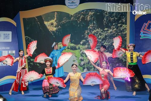 Tiết mục văn nghệ chào mừng lễ khai mạc.