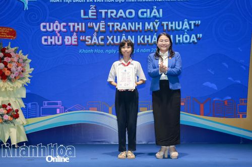 Lãnh đạo Tỉnh đoàn trao giải nhất lứa tuổi Tiểu học cuộc thi vẽ tranh chủ đề “Sắc xuân Khánh Hòa”.