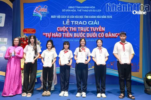 Lãnh đạo Thư viện tỉnh trao giải cho các thí sinh xuất sắc trong cuộc thi trực tuyến “Tự hào tiến bước dưới cờ Đảng”.