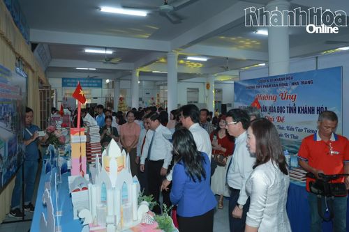 Khu vực giới thiệu các mô hình xếp sách nghệ thuật.