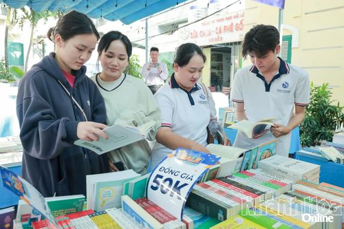 Độc giả trẻ xem sách trong Ngày hội Sách và Văn hóa đọc.