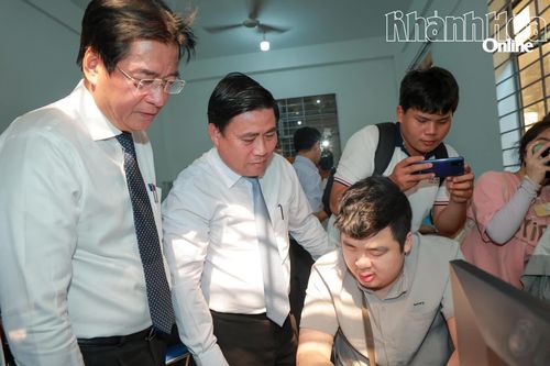 Đồng chí Lâm Đông và đồng chí Nguyễn Long Biên trò chuyện cùng độc giả khiếm thị tại phòng đọc dành cho người khiếm thị.