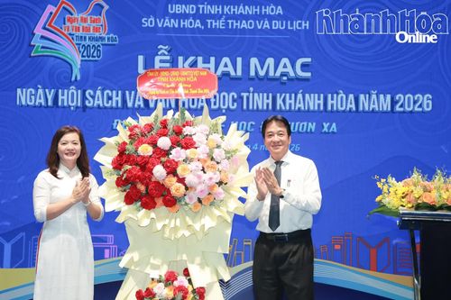 Đồng chí Nguyễn Long Biên thay mặt lãnh đạo tỉnh tặng hoa chúc mừng Ngày hội Sách và Văn hóa đọc tỉnh Khánh Hòa năm 2026.