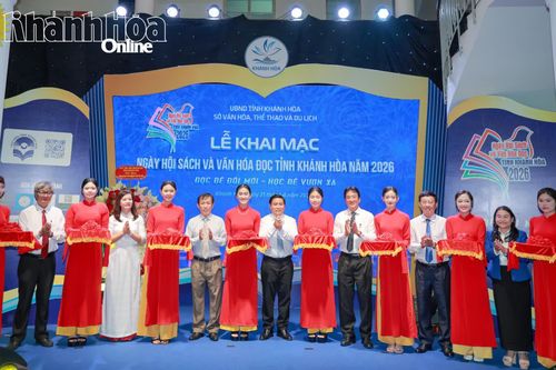 Các đại biểu thực hiện nghi thức cắt băng khai mạc Ngày hội Sách và Văn hóa đọc tỉnh Khánh Hòa năm 2026.