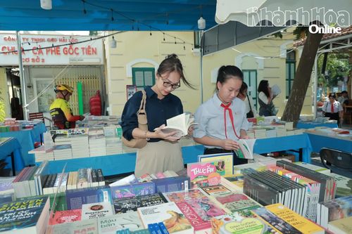 Đến không gian Ngày hội Sách và Văn hóa đọc tỉnh Khánh Hòa năm 2026, bạn đọc có dịp tìm được những quyển sách như ý.