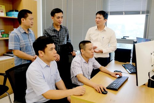 Lãnh đạo Văn phòng Tỉnh ủy Lào Cai trao đổi, kiểm tra hệ thống ứng dụng công nghệ thông tin phục vụ công tác tham mưu, tổng hợp.