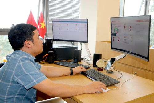 Cán bộ Văn phòng Tỉnh ủy Lào Cai rà soát, số hóa tài liệu, dữ liệu phục vụ xây dựng "“Văn phòng Tỉnh ủy số”.