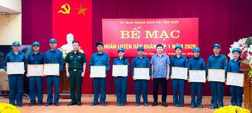 UBND xã Tân Hợp đã khen thưởng 10 cá nhân có thành tích xuất sắc.