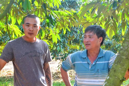 Anh Nguyễn Viết Cường, thôn 14, xã Nhân Cơ (bên trái) được tham gia nhiều lớp tập huấn về nâng cao kỹ năng số trong phát triển kinh tế nông thôn