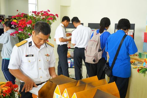 Cán bộ, chiến sĩ Lữ đoàn 681 - Vùng 2 Hải quân tham gia Ngày hội Sách và Văn hóa đọc Việt Nam