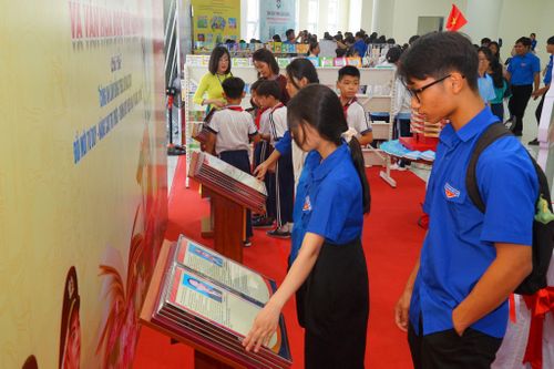 Đoàn viên thanh niên tham quan mô hình sách điện tử