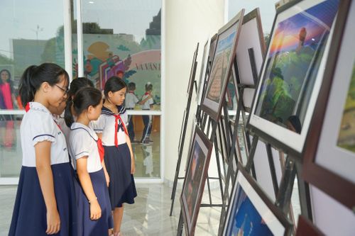 Học sinh tham quan khu vực triển lãm ảnh