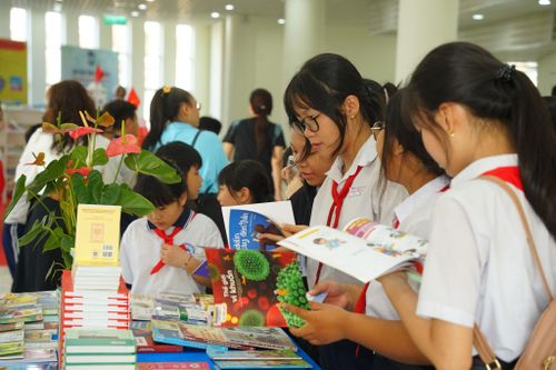 Học sinh thích thú tham gia tìm hiểu Ngày Sách và Văn hóa đọc Việt Nam