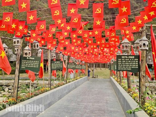 Khu du lịch sinh thái Thung Nham rực rỡ cờ hoa chào đón du khách dịp 30/4 và 1/5.