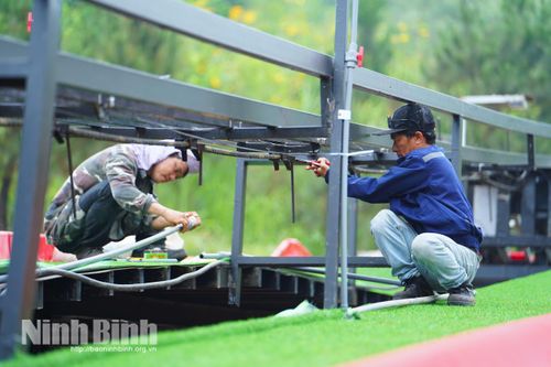 Công nhân kỹ thuật Khu du lịch sinh thái Hồ Đồng Chương kiểm tra độ an toàn các đường trượt phao.