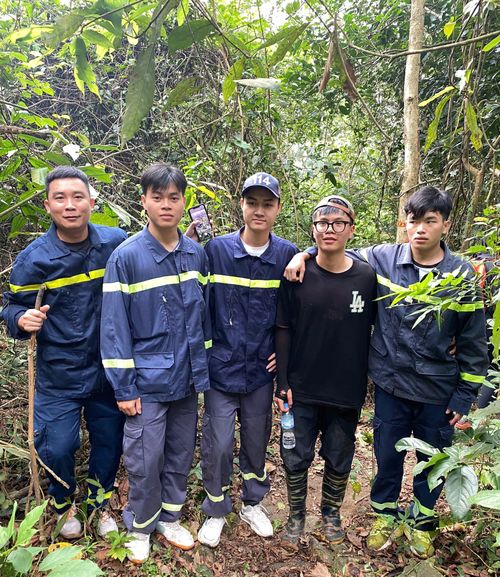 Lực lượng chức năng tìm thấy nam sinh Nguyễn Tuấn Anh trên núi Tam Đảo trong tình trạng sức khỏe ổn định.