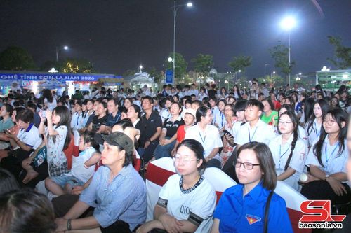 Đông đảo khán giả đến cổ vũ chương trình.
