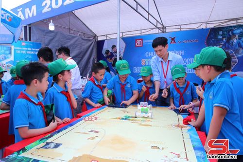 Học sinh trải nghiệm điều khiển robot.