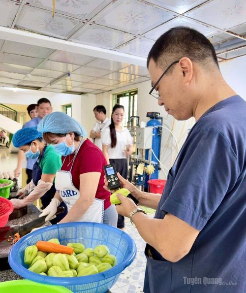 Đoàn kiểm tra HĐND xã Nhữ Khê kiểm tra công tác đảm bảo an toàn thực phẩm tại bếp ăn trường Mầm non Đội Bình.