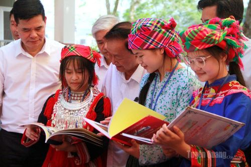 Học sinh Trường PTDT Nội trú THPT Hà Giang trò chuyện với Giáo sư Nguyễn Lân Hùng và lãnh đạo Sở Văn hóa, Thể thao và Du lịch về vai trò của sách.