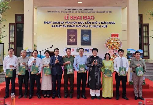  Lãnh đạo thành phố và Sở Văn hóa và thể thao tặng sách đến các đơn vị